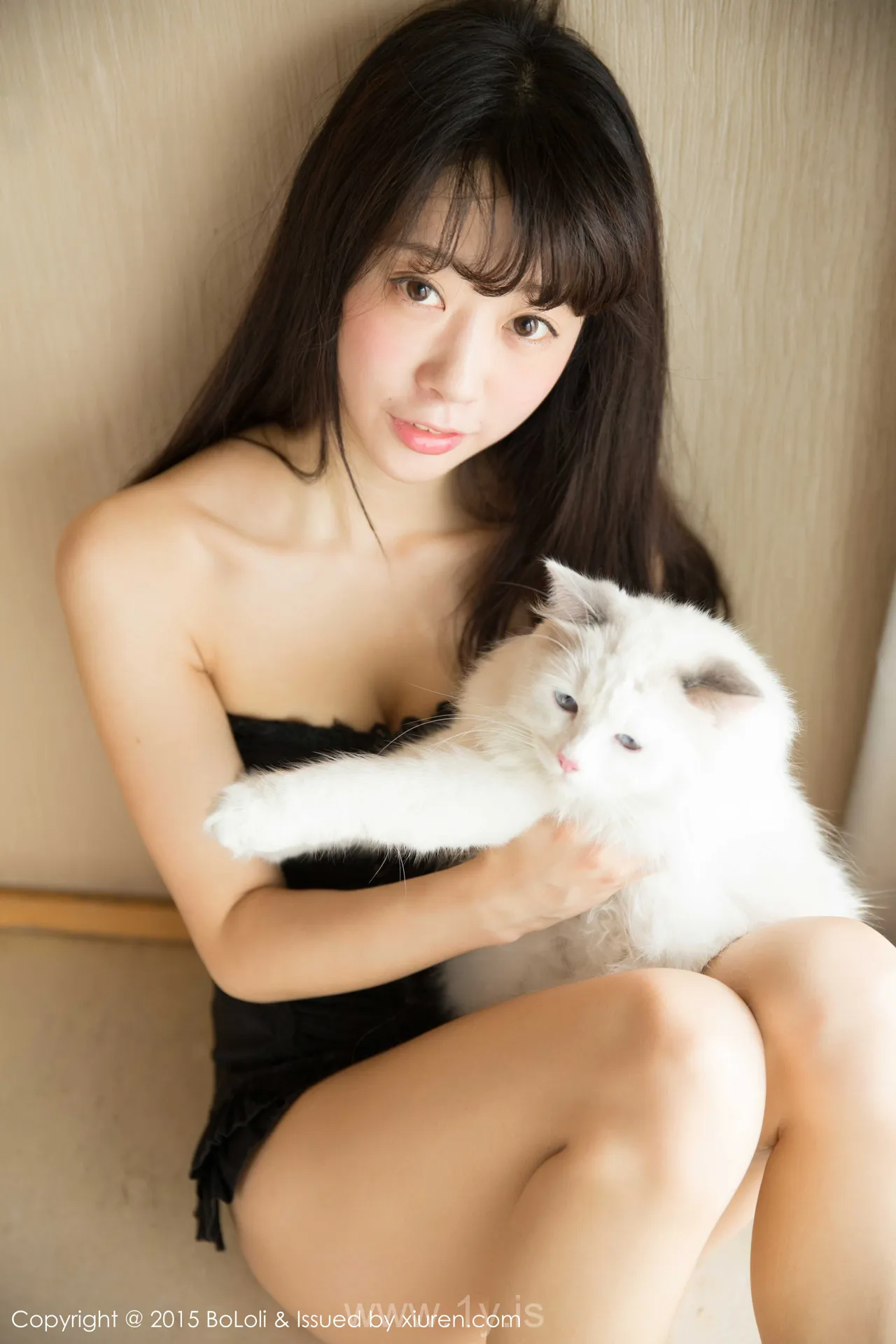 Bololi(菠萝社) Vol.040Suki朱忆音 Pretty & Fashionable Asian Cougar Suki朱忆音