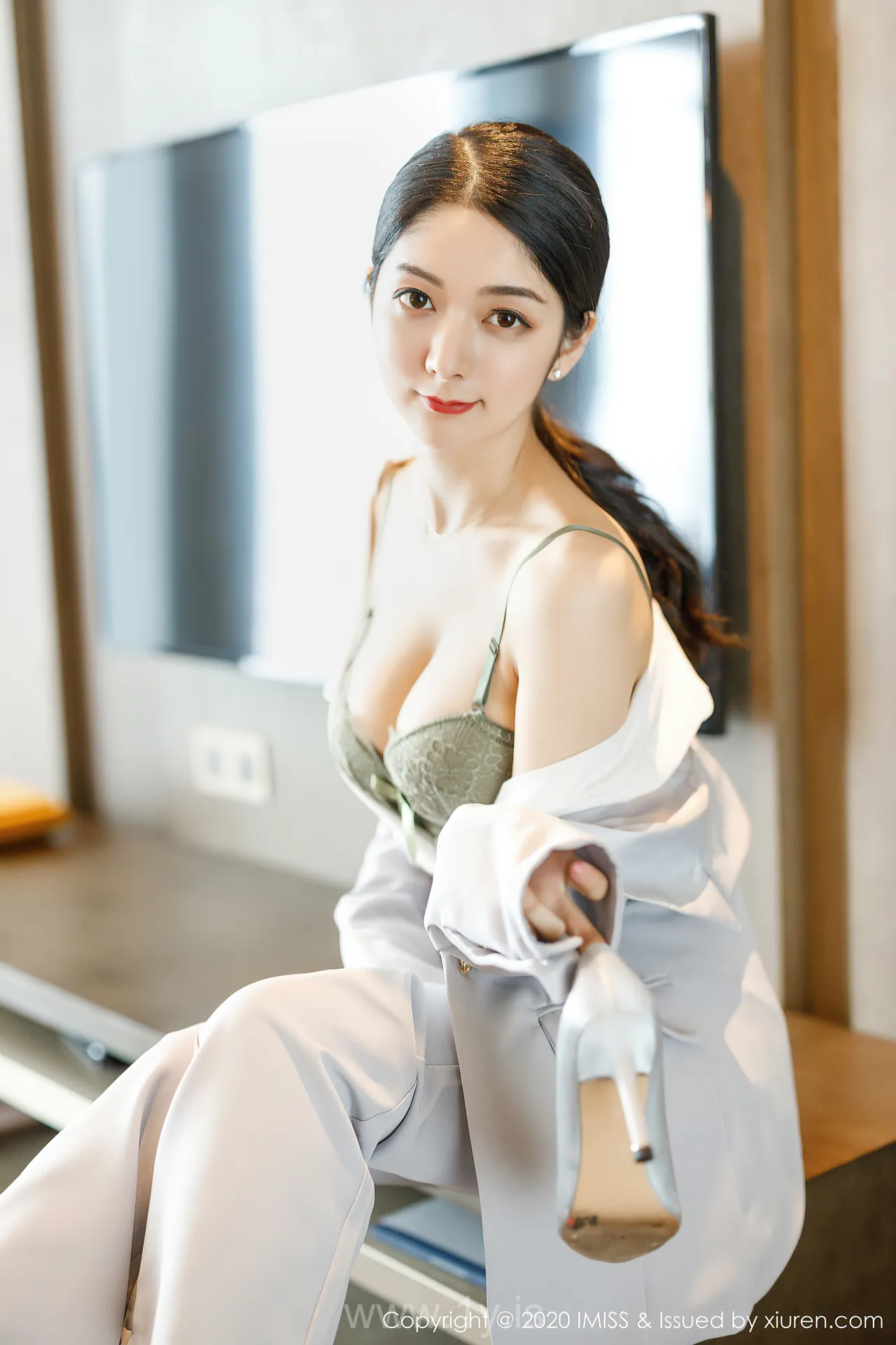 IMISS  NO.483 Slim Chinese Hottie 娇躯妩媚小热巴