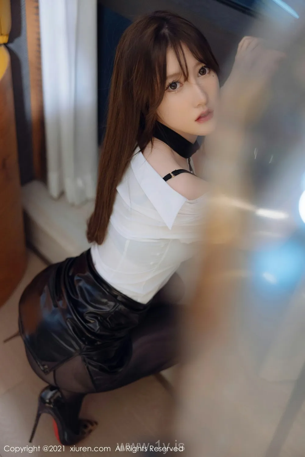 XIUREN(秀人网) NO.4395 Gorgeous & Breathtaking Asian Babe 美桃酱_黑丝皮裙